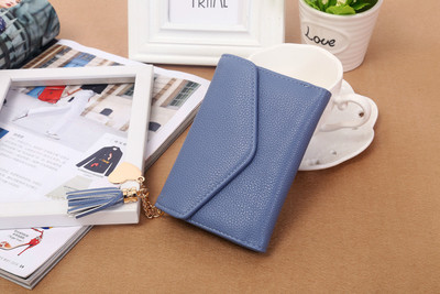 Сладък дамски портфейл с метална декорация и пискюл