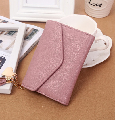 Сладък дамски портфейл с метална декорация и пискюл