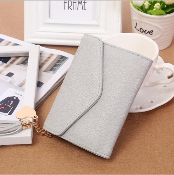 Сладък дамски портфейл с метална декорация и пискюл