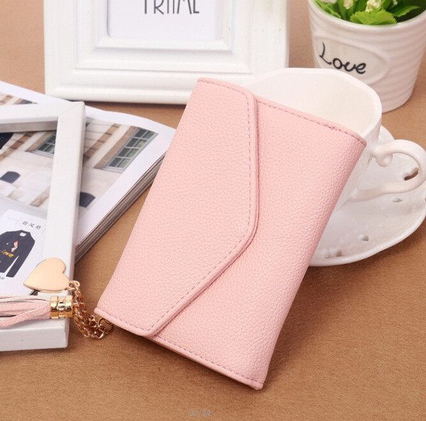 Сладък дамски портфейл с метална декорация и пискюл