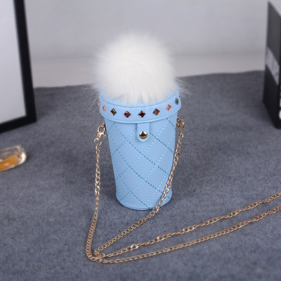 Сладка дамска чанта с пух във формата на чаша с метална дръжка