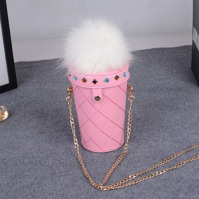 Сладка дамска чанта с пух във формата на чаша с метална дръжка