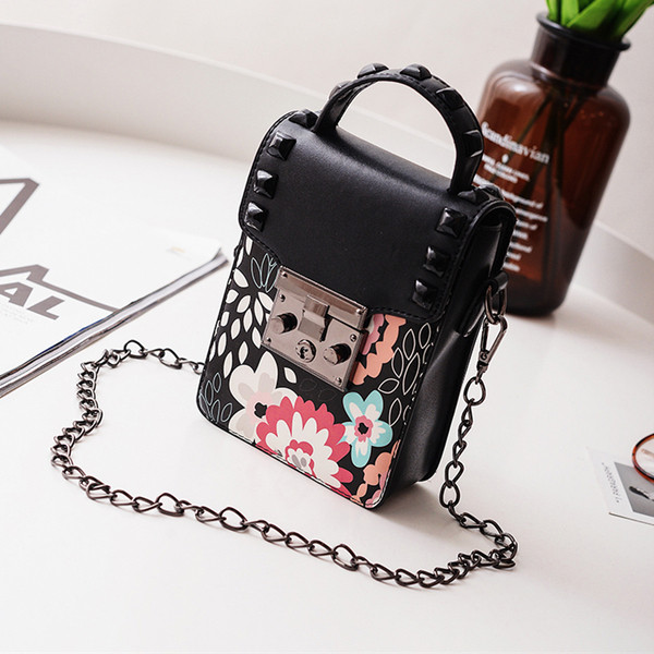 Πολύ όμορφηγυναικεία τσάντα με floral μοτίβο σε τρία χρώματα με μεταλλική λαβή