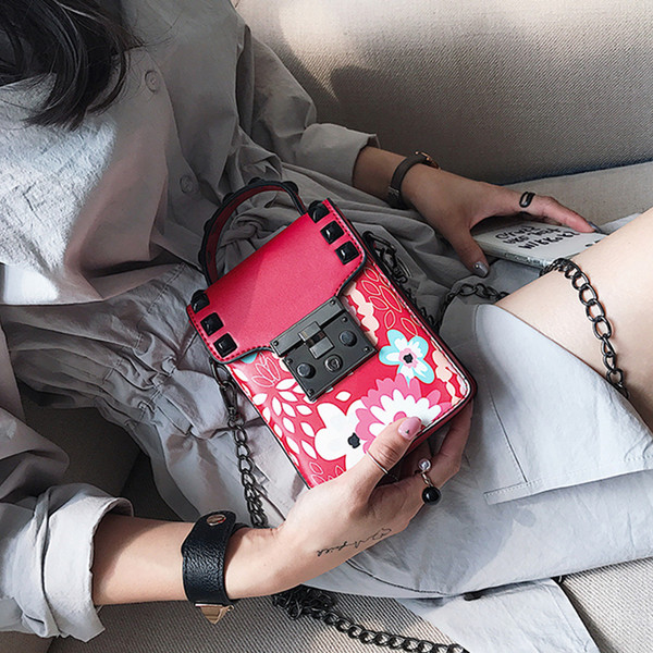 Πολύ όμορφηγυναικεία τσάντα με floral μοτίβο σε τρία χρώματα με μεταλλική λαβή