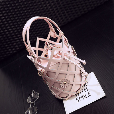 Интересна дамска чанта във формата на кошница с декорация цветя