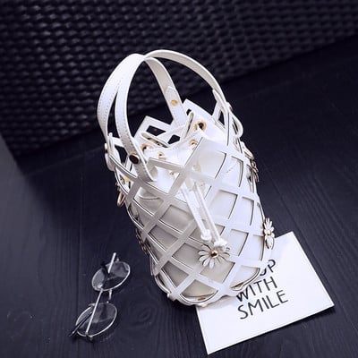 Интересна дамска чанта във формата на кошница с декорация цветя