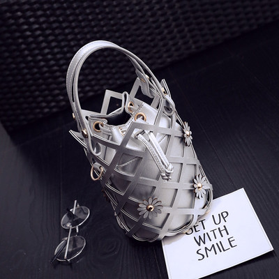 Интересна дамска чанта във формата на кошница с декорация цветя