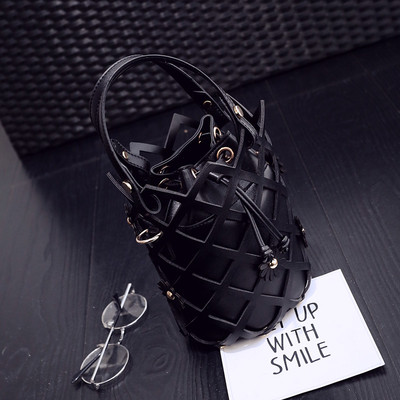 Интересна дамска чанта във формата на кошница с декорация цветя