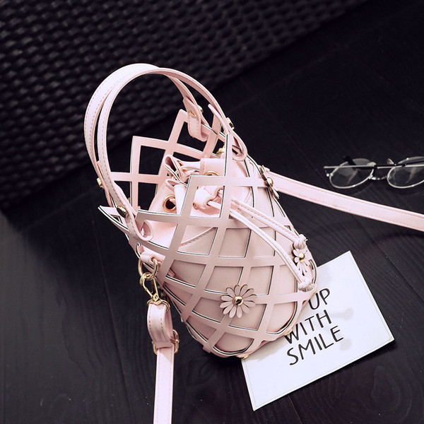 Интересна дамска чанта във формата на кошница с декорация цветя