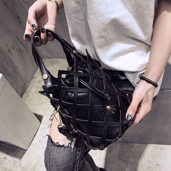 Интересна дамска чанта във формата на кошница с декорация цветя