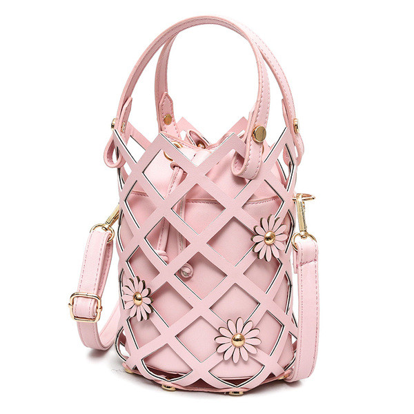 Интересна дамска чанта във формата на кошница с декорация цветя