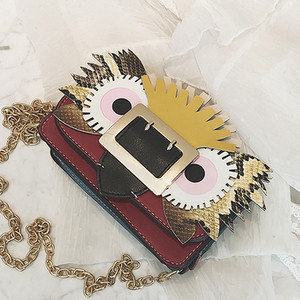 Лятна дамска чанта с 3D изображение в два цвята с метална дръжка