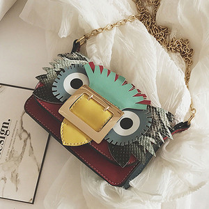 Лятна дамска чанта с 3D изображение в два цвята с метална дръжка