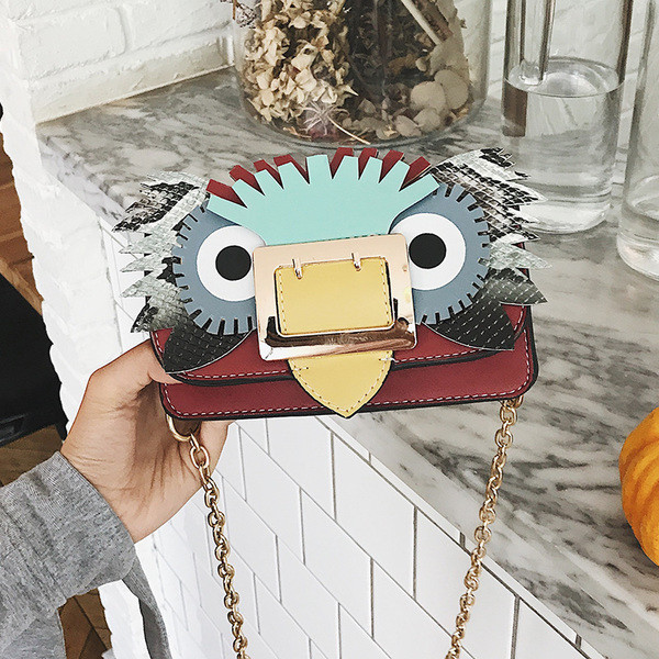 Лятна дамска чанта с 3D изображение в два цвята с метална дръжка