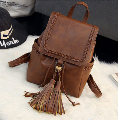 Πολύ κομψό γυναικαείο σακίδιο με μια ενδιαφέρουσα κρεμαστή φούντα