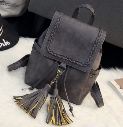 Πολύ κομψό γυναικαείο σακίδιο με μια ενδιαφέρουσα κρεμαστή φούντα