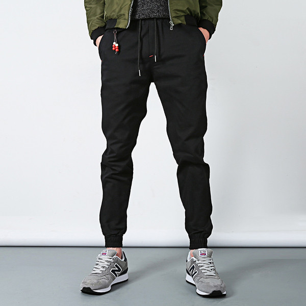 Κομψά αντρικά παντελόνια σε σκούρο μπλε και μαύρο, κατάλληλα για τη καθημερινή ζωή