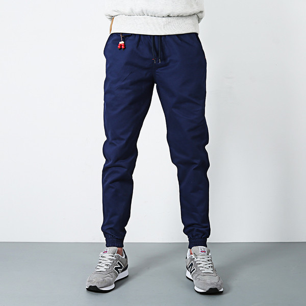 Κομψά αντρικά παντελόνια σε σκούρο μπλε και μαύρο, κατάλληλα για τη καθημερινή ζωή