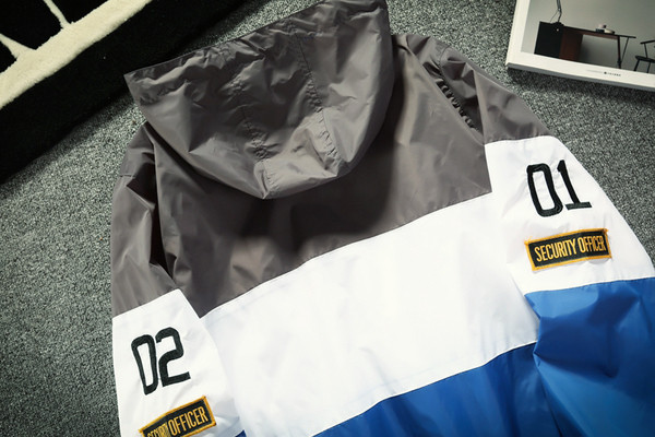 Αθλητικό ανδρικό μπουφάν με κουκούλα κατάλληλο για τη καθημερινή ζωή