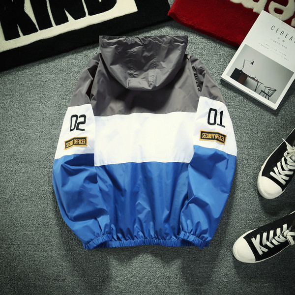 Αθλητικό ανδρικό μπουφάν με κουκούλα κατάλληλο για τη καθημερινή ζωή