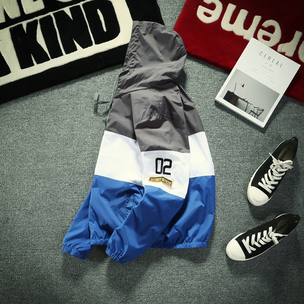 Αθλητικό ανδρικό μπουφάν με κουκούλα κατάλληλο για τη καθημερινή ζωή