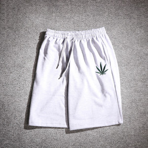 Ежедневни мъжки шорти в бял и черен цвят с бродерия