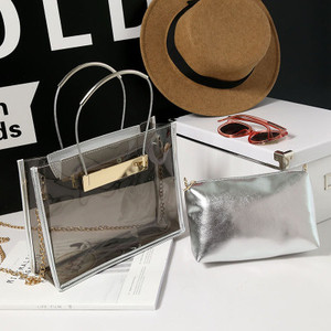 Σύγχρονη γυναικεία τσάντα με δύο τύπους χειρολαβών με πορτοφόλι σε δύο χρώματα