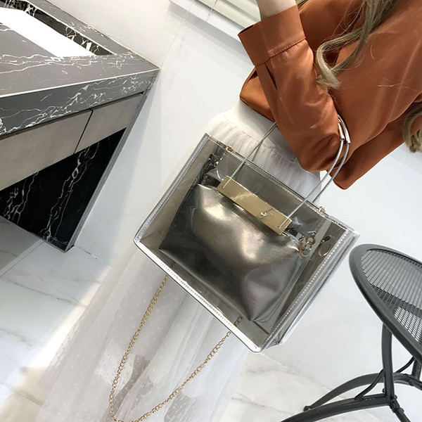 Σύγχρονη γυναικεία τσάντα με δύο τύπους χειρολαβών με πορτοφόλι σε δύο χρώματα