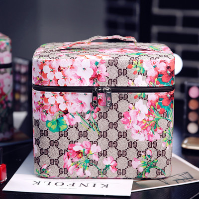 Козметична дамска чанта в няколко разцветки