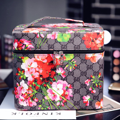 Козметична дамска чанта в няколко разцветки