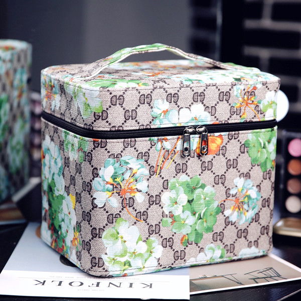 Козметична дамска чанта в няколко разцветки