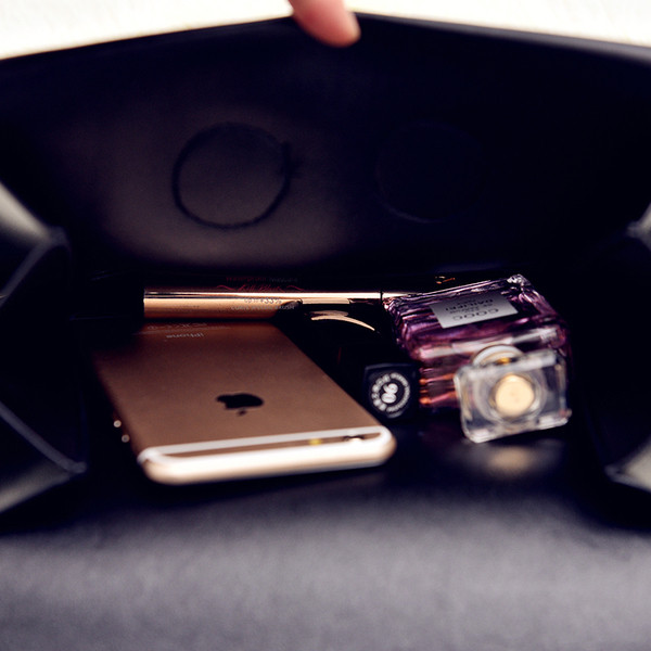 Стилна дамска чанта с декорация метални халки в две разцветки