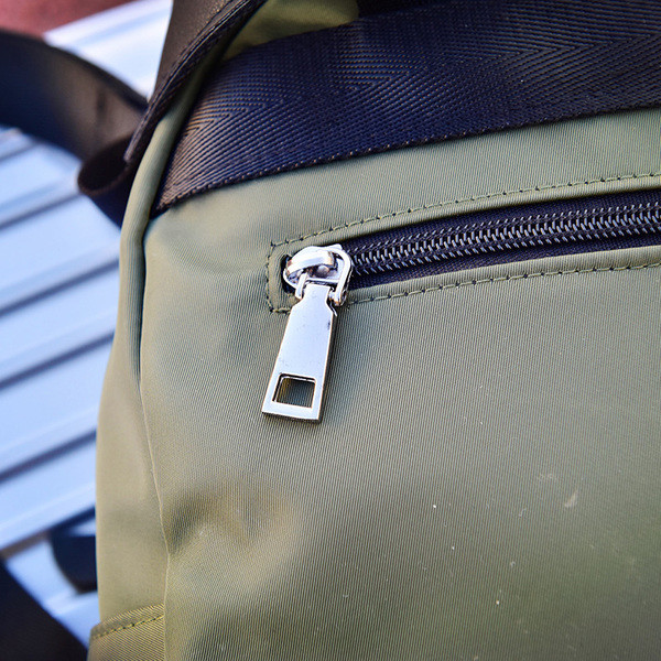 Άνετο γυναικείο σακίδιο σε μαύρο και πράσινο χρώμα