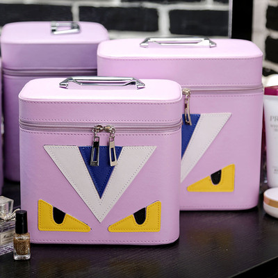 Стилна козметична дамска чанта с изображение в много цветове