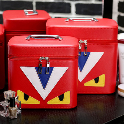 Стилна козметична дамска чанта с изображение в много цветове