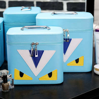 Стилна козметична дамска чанта с изображение в много цветове