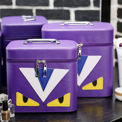 Стилна козметична дамска чанта с изображение в много цветове