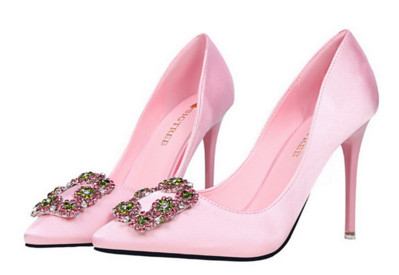 Πολύ όμορφα γυναικεία παπύτσια με  υψηλά τακούνια με όμορφη διακόσμηση