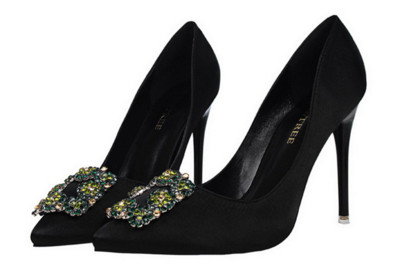 Πολύ όμορφα γυναικεία παπύτσια με  υψηλά τακούνια με όμορφη διακόσμηση