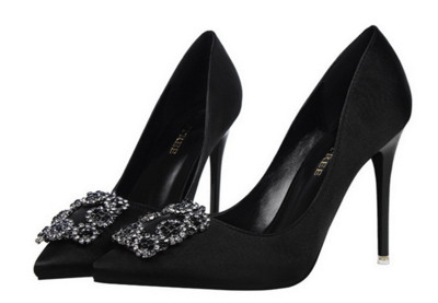 Πολύ όμορφα γυναικεία παπύτσια με  υψηλά τακούνια με όμορφη διακόσμηση