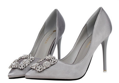 Πολύ όμορφα γυναικεία παπύτσια με  υψηλά τακούνια με όμορφη διακόσμηση