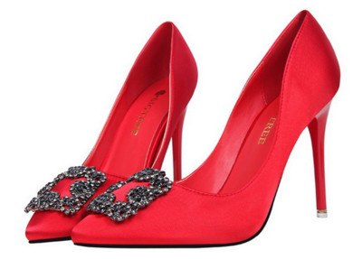 Πολύ όμορφα γυναικεία παπύτσια με  υψηλά τακούνια με όμορφη διακόσμηση