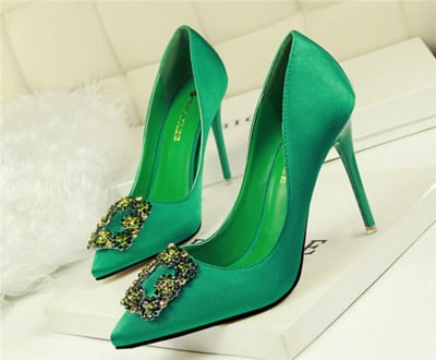 Много красиви дамски обувки на висок ток с красива орнаментика 