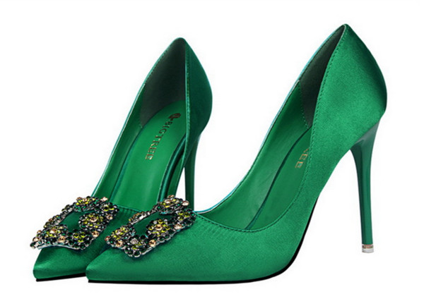 Πολύ όμορφα γυναικεία παπύτσια με  υψηλά τακούνια με όμορφη διακόσμηση