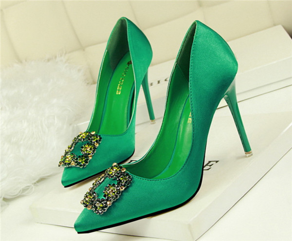 Πολύ όμορφα γυναικεία παπύτσια με  υψηλά τακούνια με όμορφη διακόσμηση