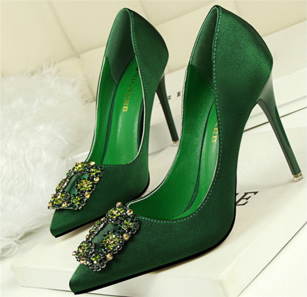 Πολύ όμορφα γυναικεία παπύτσια με  υψηλά τακούνια με όμορφη διακόσμηση
