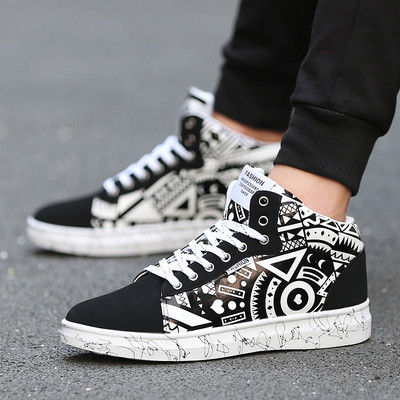 Πολύ ενδιαφέρον ανδρικά  καθημερινά πάνινα παπούτσια, διαφορετικά μοντέλα