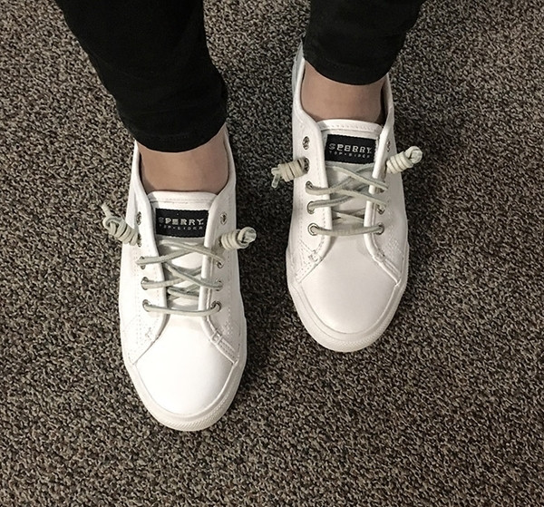 Κομψά γυναικεία αθλητικά παπούτσια σε καθαρό σχέδιο με άσπρο χρώμα