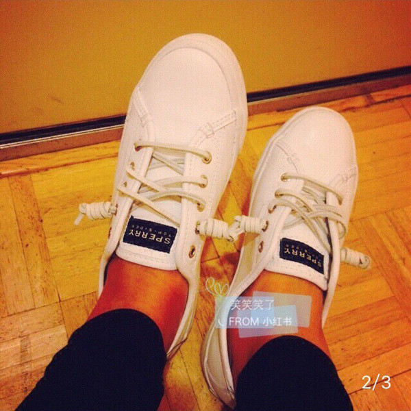 Κομψά γυναικεία αθλητικά παπούτσια σε καθαρό σχέδιο με άσπρο χρώμα