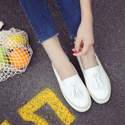 Κομψά γυναικεία δερμάτινα μοκασίνια με μαύρες και άσπρες φούντες